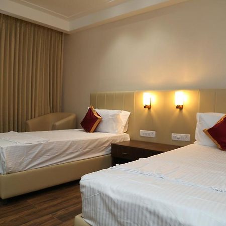 Hotel Skanda Palace Thiruttani 外观 照片
