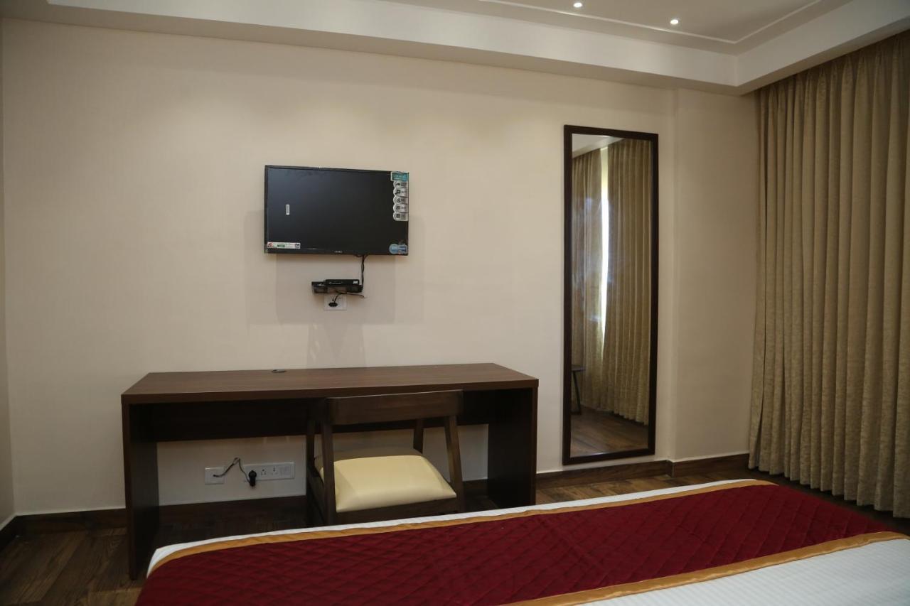 Hotel Skanda Palace Thiruttani 外观 照片