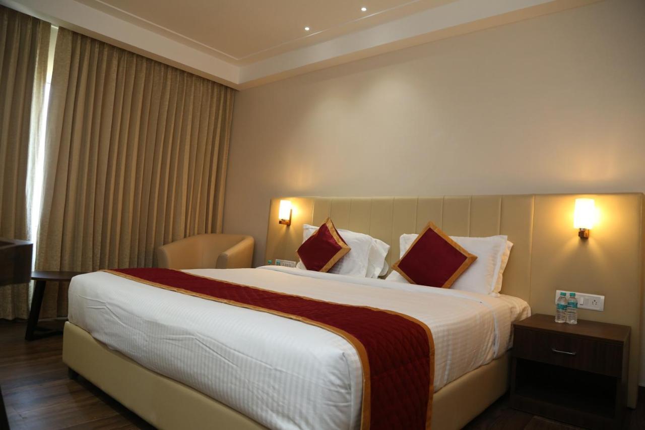 Hotel Skanda Palace Thiruttani 外观 照片