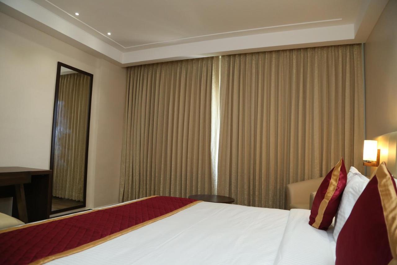 Hotel Skanda Palace Thiruttani 外观 照片